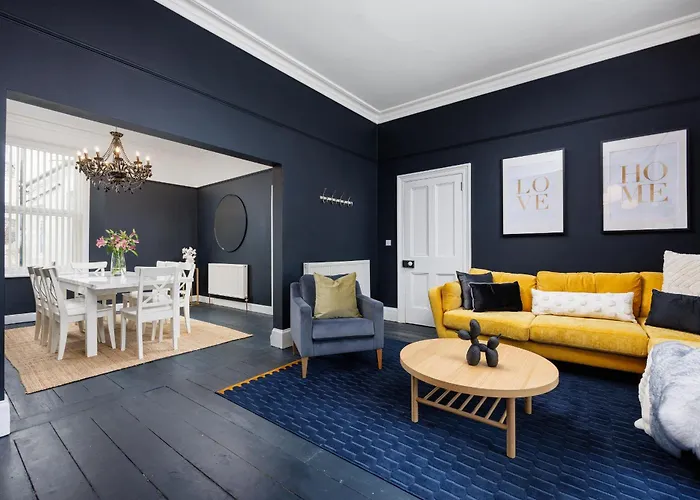 The Executive - Central Plymouth House - Sleeps 8 - Habita Property