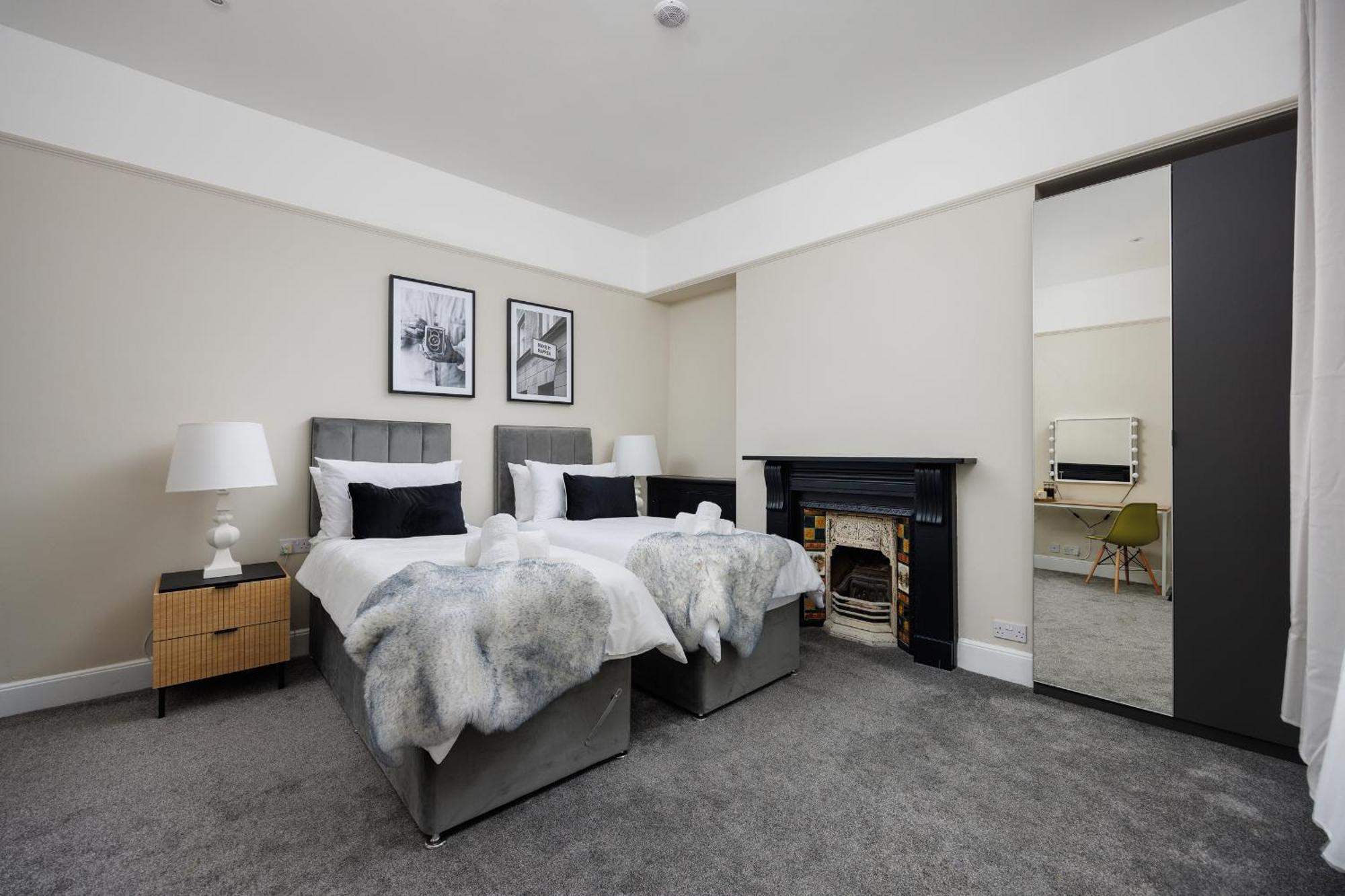 The Executive - House - Sleeps 8 - Habita Apartment Plymouth